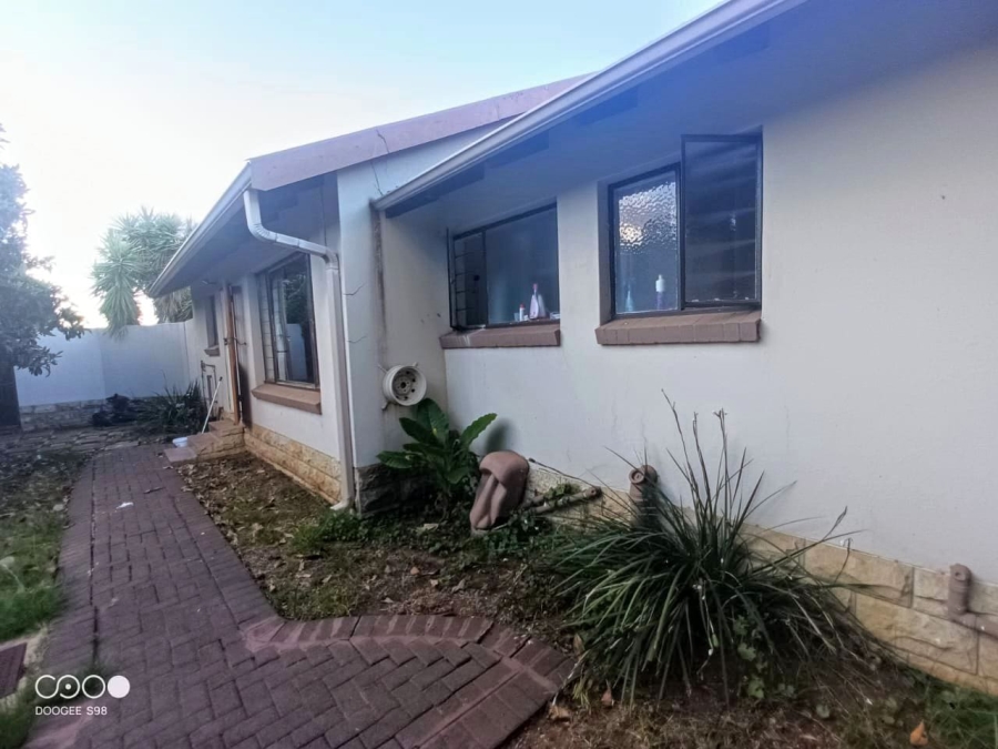 4 Bedroom Property for Sale in Langenhovenpark Free State